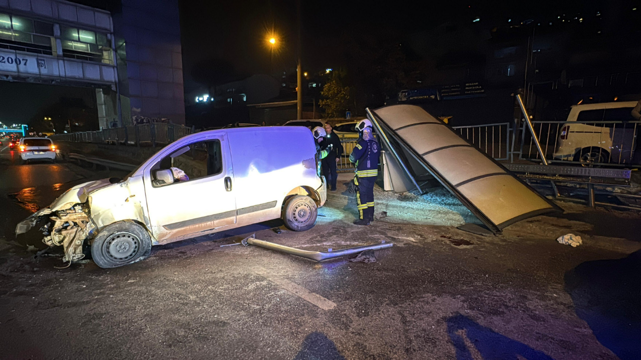 Feci kaza… Otomobil otobüs durağını yerle bir etti